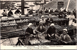 SELECTION  -  DOUARNENEZ  -  Industrie Sardinière En Bretagne -  Etêtage Et Séchage Des Sardines. - Douarnenez