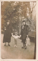 FANTAISIE -  Femmes - Deux Femmes Avec Un Bébé Au Parc - Manteau De Bébé - Carte Photo - Carte Postale Ancienne - Children And Family Groups