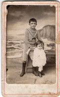 Photo CDV D'un Jeune Garcon élégant Avec Une Petite Fille Posant Dans Un Studio Photo - Old (before 1900)