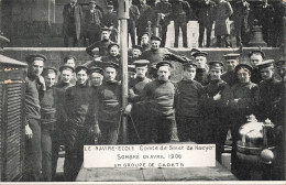 BATEAUX -Le Navire-Ecole - Comte De Smet De Naeyer - Sombré En Avril 1906 - Un Groupe De Cadets - Carte Postale Ancienne - Autres & Non Classés