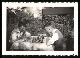 Fotografie Schach / Chess, Burschen Vor Schachbrett Sitzend  - Sports