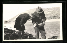 Fotografie Unbekannter Fotograf, Ansicht Kaitangata / Neuseeland, Goldsucher Mit Waschpfanne Am Flussufer  - Métiers