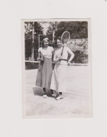 Snapshot Argentique Jeunes Femmes Terrain De Tennis Raquette Sport Women 1932 - Sports