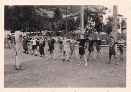 MERCURY GEMILLY CENTRE COLONIE DE LA BELLE ETOILE DIRIGE PAR L'ABBE GARIN 1953 SCEANCE DE GYM  PHOTO 9X6CM V16 - Lieux