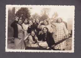 Photo Originale Vintage Snapshot Femmes Levant Le Poing ( Ouvrieres ? Conflit Social ? Greve ?  (51995) - Non Classés