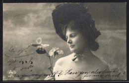 Foto-AK Photochemie Berlin Nr. 809-3: Dame Mit Hut Riecht An Blumen  - Photographs