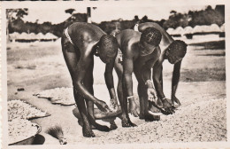 Oubangui (AEF) Séchage De La Pâte De Manioc - Centrafricaine (République)