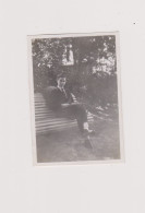 Snapshot Argentique Jeune Homme Assis Sur Banc Avec Coussin Juin 1932 Mode Man - Anonymous Persons