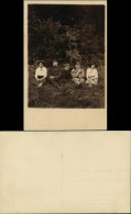 Foto  Soldaten Mit Frauen Ausflug Auf Wiese Vor Baum 1918 Privatfoto - Autres & Non Classés