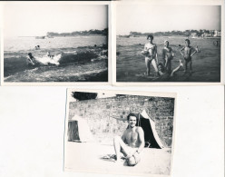 3 Photographies (12 Cm X 9 Cm) - Vintage - Snapshot - Scène De Plage - Mer - Maillot De Bains - Ballons - Personnes Anonymes