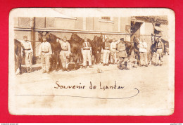 Milit-112P222 Carte Photo, Un Groupe De Militaire Avec Chevaux Dans La Cour De La Caserne à LANDAU, Cpa  - Other & Unclassified