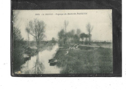 17-LA RONDE- ( Courçon) - Une Vue Animée Du CANAL Du MARAIS POITEVIN - Chaumiere Barque - Andere & Zonder Classificatie