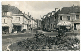 CP Non écrite * LA LOUPE  La Place De L'Hôtel De Ville Et La Rue De Paris ( Traction Citroën Peugeot 203 * Cafés ) - La Loupe