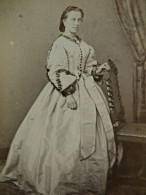 Photo CDV C. D'Hoy, Gand - Jeune Femme En Pied, Robe à Crinoline, Bourgeoisie, Noblesse, Ca 1865 L458 - Old (before 1900)