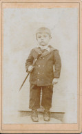 CDV Portrait D'un Enfant à La Canne (Ca 1900) - Anonyme - Old (before 1900)