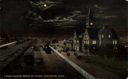CPA Cheyenne Wyoming USA, Union Pacific Depot Bei Nacht - Other & Unclassified