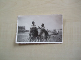 Petite Photo Ancienne ENFANTS SUR CHEVAUX A IDENTIFIER - Personnes Anonymes