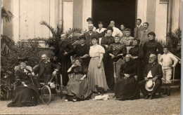 CP Carte Photo D'époque Photographie Vintage Groupe Mode Jardin Fauteuil Roulant - Couples