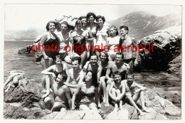 1956 Cavtat, Mer Adriatique, Groupe De Plage Franco-yougoslave, Femmes En Maillot De Bain, Hommes Torse Nu, 9x14 Cm - Places