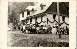 CP Carte Photo D'époque Photographie Vintage Groupe Mode Drôle Gag Allemagne ? - Couples