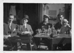 Photographie Photo Amateur Vintage Snapshot Bistrot Café Apéritif Absinthe - Anonymous Persons