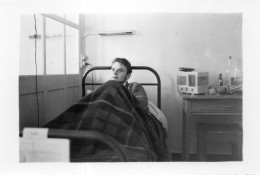 Photographie Photo Amateur Snapshot Malade  Hopital ? - Personnes Anonymes