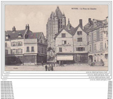 Réf  Z0.208 (  Dép 60 )     à NOYON   "" La Place De Chevalet , Et En Face Le  COIFFEUR - Noyon