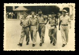 Carte Photo Militaire Algerie 1957 Bone Annaba Groupe De Soldats Français ( Format 8cm X 12cm ) Photographie Claude Bone - Guerres - Autres