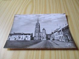 Le Folgoët (29).La Place Et La Basilique Notre-Dame Du Folgoët. - Le Folgoët