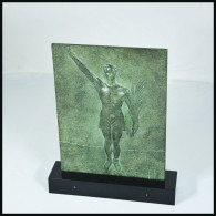 Plaque By R. Delandre In Cast Iron Showing Athlete In Relief Doing The Olympic Salute Holding A Palm Branch Inside Of A  - Other & Unclassified