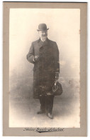 Fotografie Guido Schubert, Dresden, Marschallstr. 46, Portrait Herr Im Anzug Mit Melone Und Ledertasche, Wilhelm I. Ba  - Anonymous Persons