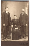 Fotografie M. Goebek & Sohn, Neugersdorf I. S., Georgwalderstr. 72, Portrait Familie Im Anzug Und Kleid Mit Sohn  - Anonymous Persons