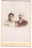 Fotografie H. Wittrock, Hamburg, Langereihe 54, Portrait Mann Und Frau Im Anzug Mit Walrossbart Und Kleid Mit Locken  - Anonymous Persons