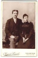 Fotografie August Eisele, Neuwied, Rheinstr. 45, Portrait Paar Im Anzug Mit Mittelscheitel Und Kleid Mit Locken  - Anonyme Personen