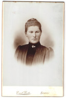 Fotografie Emil Goetz, Luzern, Hirschmattstr. 8, Portrait Dame Im Biedermeierkleid Mit Brosche Und Hochsteckfrisur  - Anonyme Personen