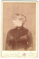 Fotografie J. Van Crewel Jeune, Anvers, Rue Du Pelican 48, Portrait Frau Maria Claser Im Biedermeierkleid Mit Brosche  - Anonyme Personen