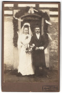 Fotografie August Kersten, Siebenlehn, Portrait Bürgerliches Paar In Hochzeitskleidung Mit Schleier Und Blumenstrauss  - Personnes Anonymes