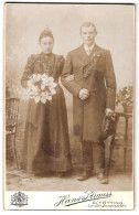 Fotografie Hans Strauss, Altötting, Schlotthammerstrasse 1, Portrait Junges Paar In Hochzeitskleidung Mit Blumenstrau  - Personnes Anonymes
