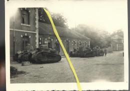 25 075 0624 WW2 WK2 DOUBS BESANCON  CASERNE CHAR RENAULT  OCCUPATION SOLDATS ALLEMANDS 1940 - War, Military