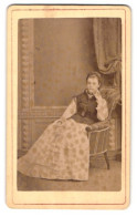 Fotografie F. Herzing & Co., Traunstein, Scheicherkellerstrasse, Dame Im Ausladenden Kleid  - Anonyme Personen