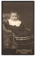 Fotografie Fr. Rose, Wernigerode, Nicolaiplatz 1, Kleinkind Im Karierten Kleid  - Anonymous Persons