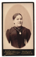 Fotografie J. Köst, Stuttgart, Hauptstätterstr. 33, Junge Dame Mit Kragenbrosche Und Amulett  - Anonymous Persons