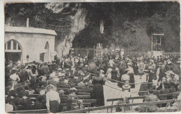 Lourdes 65 Carte Circulée Timbrée La Grotte Interieure Tres Tres Animée - Lourdes