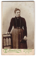 Fotografie Hermann Tietz, Hamburg, Gr. Burstah 12, Ernste Dame In Samt-Oberteil Und Schmuck  - Anonymous Persons