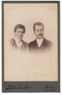 Fotografie Atelier L. Maerz, Berlin N., Bad Strasse 65, Frau Mit Medaillon Und Herr Mit Stehkragen  - Personnes Anonymes