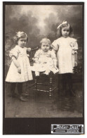 Fotografie Atelier Dost, Berlin N., Schönhauser Allee 146, Zwei Kleine Mädchen Und Ein Kleinkind In Sommerkleidchen  - Anonymous Persons