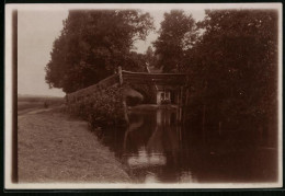 Fotografie Unbekannter Fotograf, Ansicht Spreewald, Flusslauf Mit Brücke Am Rand Einer Ortschaft Im Spreewald  - Lieux