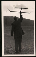 Fotografie Modell-Segelflug, Herr Wirft Modell-Segelflugzeug  - Aviation