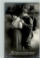 39805751 - Landser In Uniform Mit Karabiner Und Pickelhaube Haelt Seine Liebste Im Arm Fotostudioaufnahme WSSB 455/3 - Guerre 1914-18