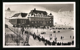 AK Oberwiesenthal /Erzgebirge, Kreisheim Im Schnee Mit Eisläufern  - Oberwiesenthal